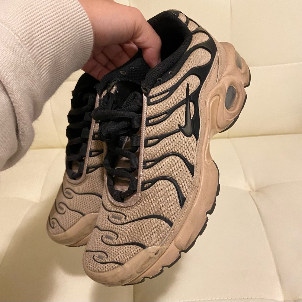 airmax plus khaki and black colorway